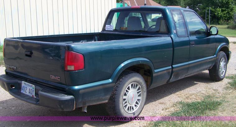 image for item A4529 1998 GMC Sonoma extended cab pickup truck