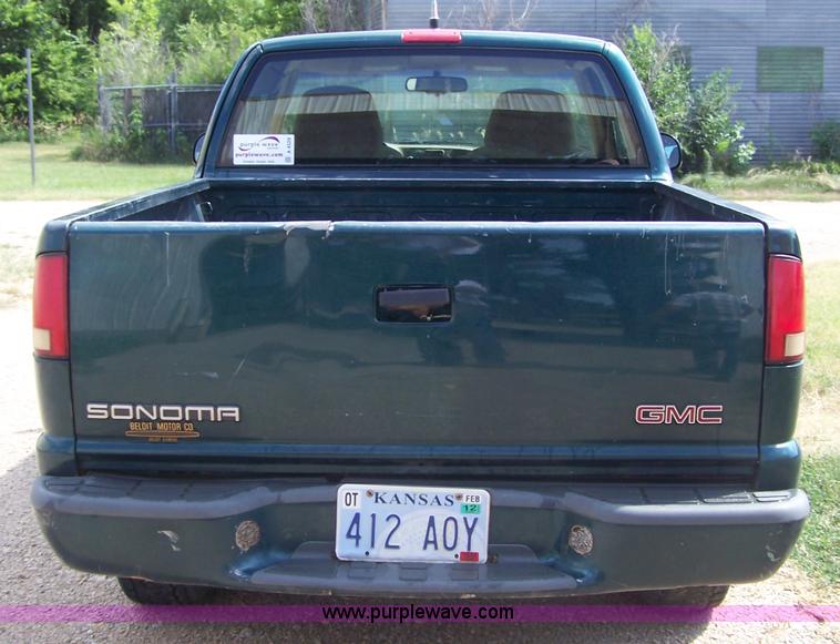 image for item A4529 1998 GMC Sonoma extended cab pickup truck