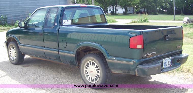 image for item A4529 1998 GMC Sonoma extended cab pickup truck
