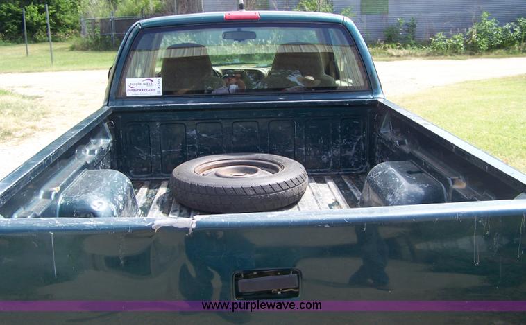 image for item A4529 1998 GMC Sonoma extended cab pickup truck