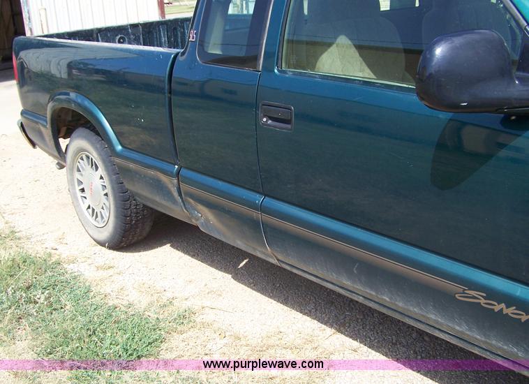 image for item A4529 1998 GMC Sonoma extended cab pickup truck