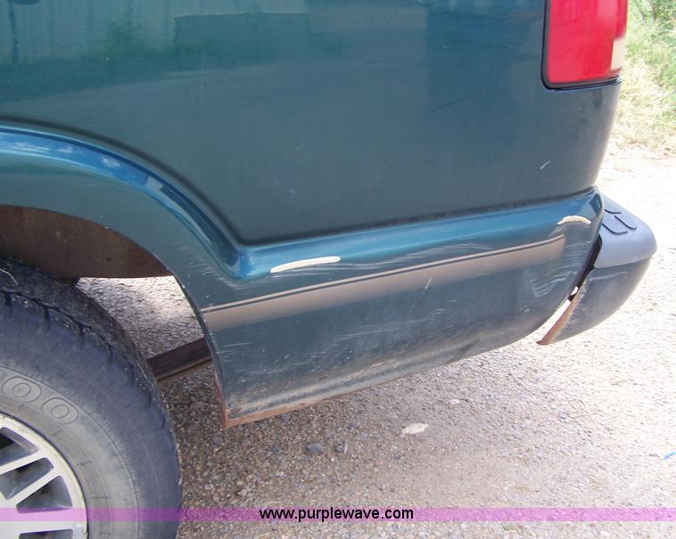 image for item A4529 1998 GMC Sonoma extended cab pickup truck