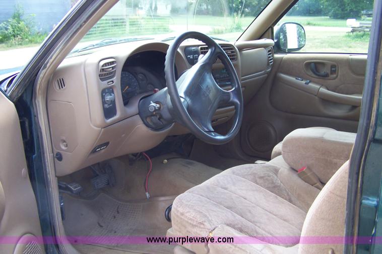 image for item A4529 1998 GMC Sonoma extended cab pickup truck