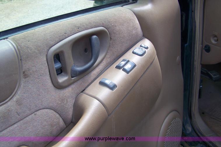 image for item A4529 1998 GMC Sonoma extended cab pickup truck