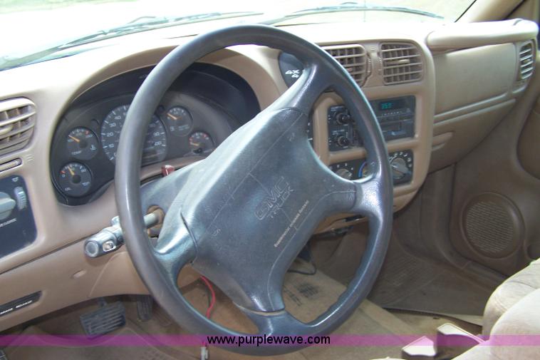 image for item A4529 1998 GMC Sonoma extended cab pickup truck