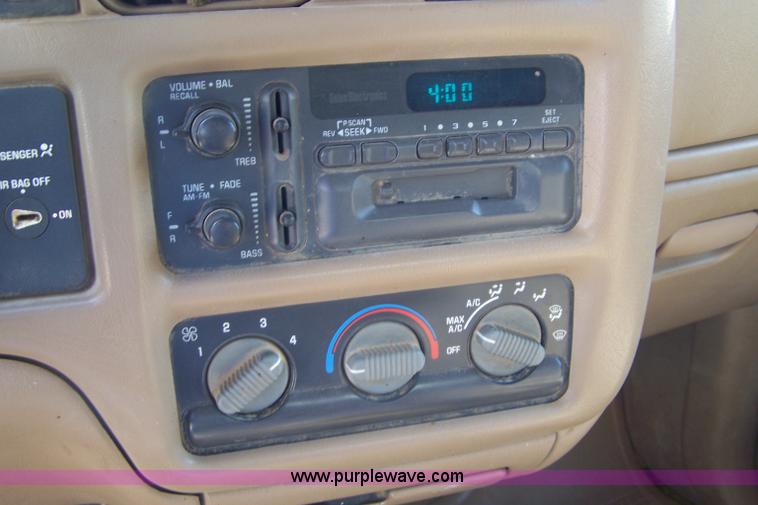 image for item A4529 1998 GMC Sonoma extended cab pickup truck