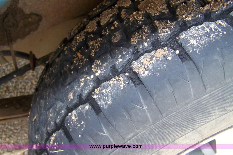 image for item A4529 1998 GMC Sonoma extended cab pickup truck