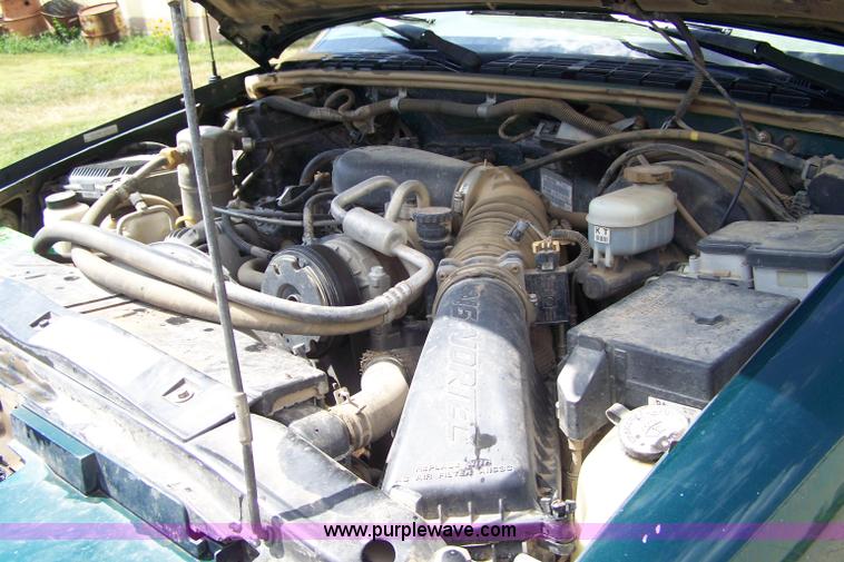 image for item A4529 1998 GMC Sonoma extended cab pickup truck