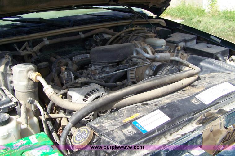 image for item A4529 1998 GMC Sonoma extended cab pickup truck