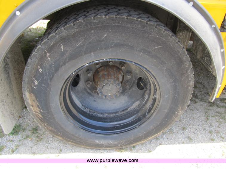 image for item A4919 2001 Thomas Saf-T-Liner school bus