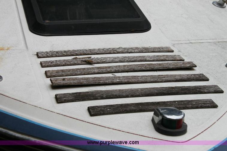 image for item B9927 1987 Bayline Capri 19' cuddy cabin boat