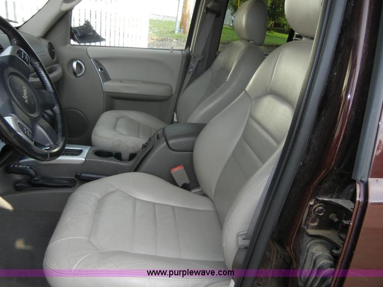 image for item D9643 2004 Jeep Liberty Limited SUV