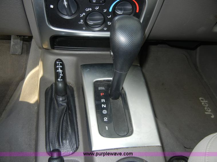 image for item D9643 2004 Jeep Liberty Limited SUV