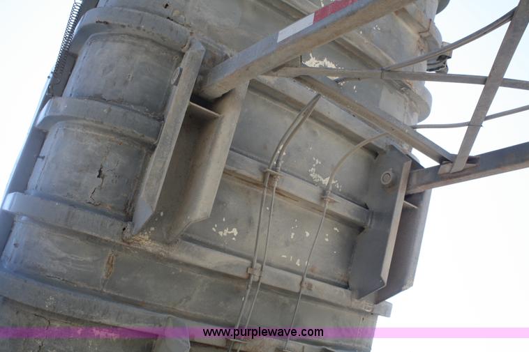 image for item A2140 1970 Hobbs 27' end dump trailer