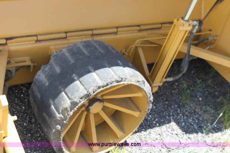 image for item A2563 1989 Blaw-Knox PF150 paver