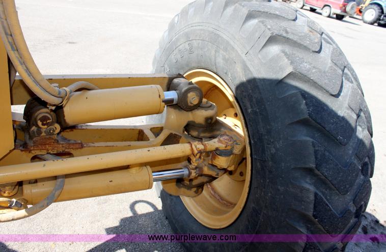 image for item A2580 1995 Caterpillar 140H motor grader