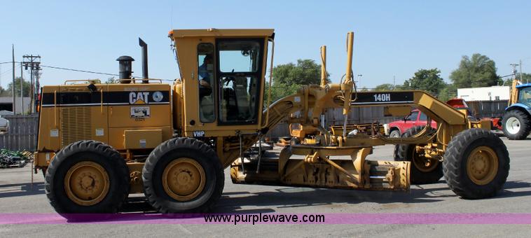 image for item A2581 2000 Caterpillar 140H motor grader