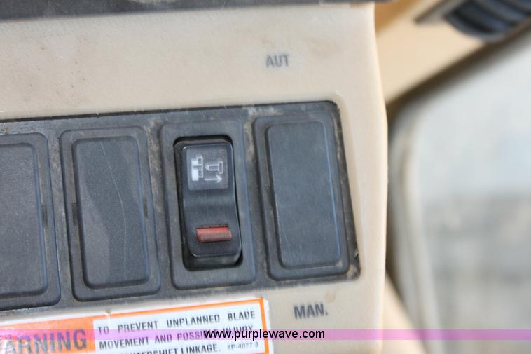 image for item A2581 2000 Caterpillar 140H motor grader