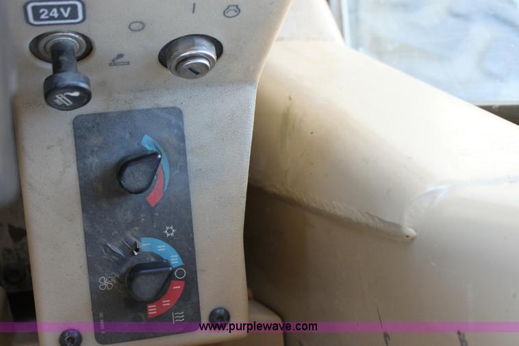 image for item A2581 2000 Caterpillar 140H motor grader