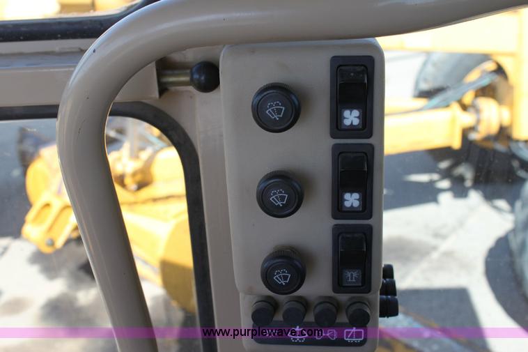 image for item A2581 2000 Caterpillar 140H motor grader