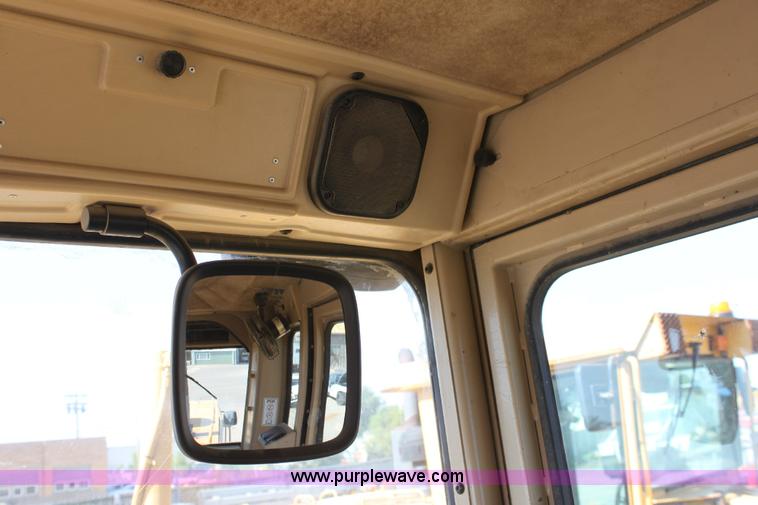 image for item A2581 2000 Caterpillar 140H motor grader