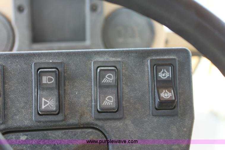 image for item A2581 2000 Caterpillar 140H motor grader