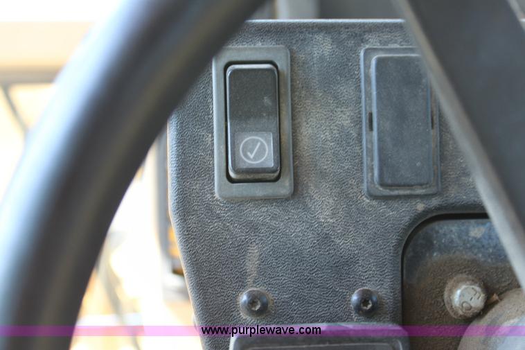 image for item A2581 2000 Caterpillar 140H motor grader