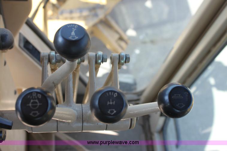 image for item A2581 2000 Caterpillar 140H motor grader