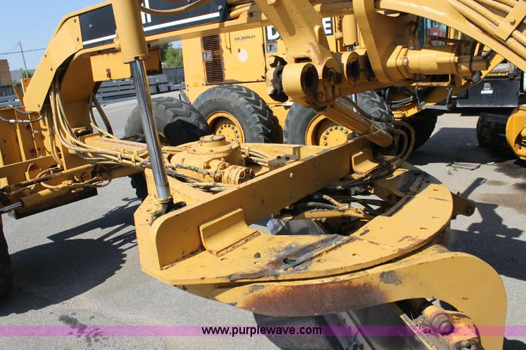 image for item A2581 2000 Caterpillar 140H motor grader