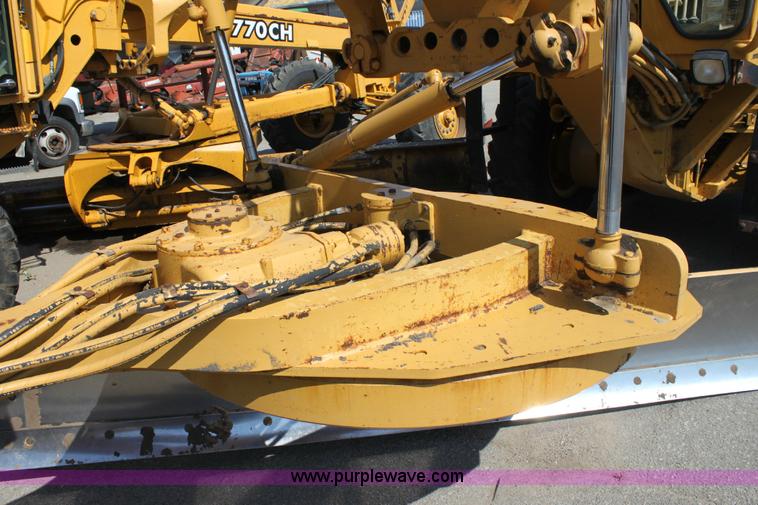 image for item A2581 2000 Caterpillar 140H motor grader