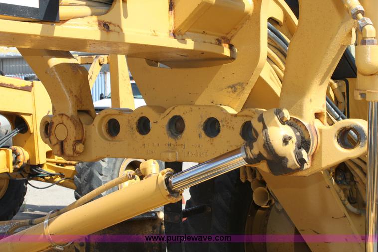 image for item A2581 2000 Caterpillar 140H motor grader