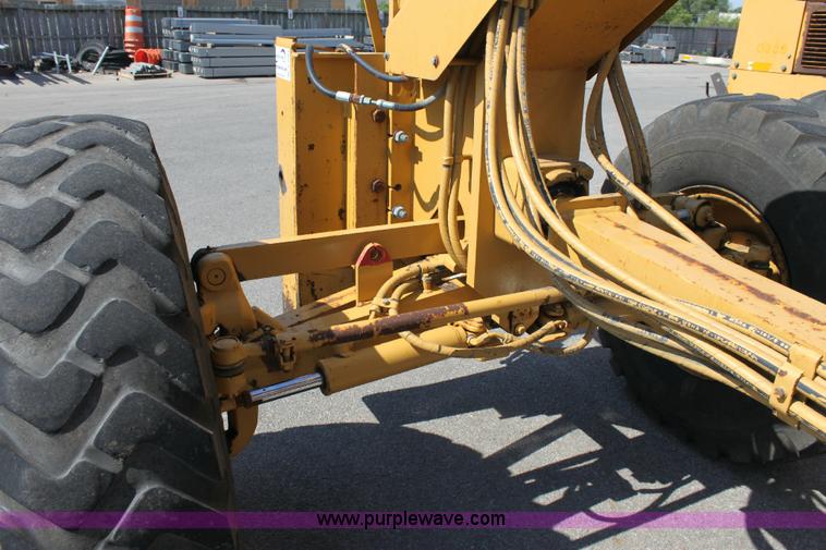 image for item A2581 2000 Caterpillar 140H motor grader