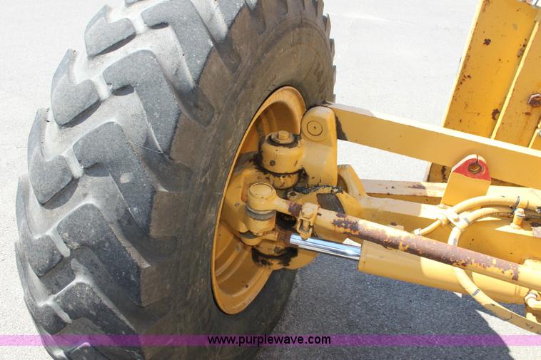 image for item A2581 2000 Caterpillar 140H motor grader