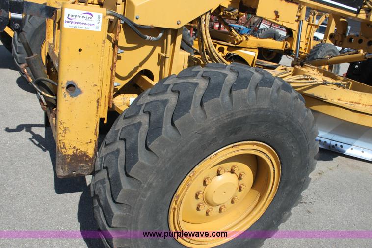 image for item A2581 2000 Caterpillar 140H motor grader