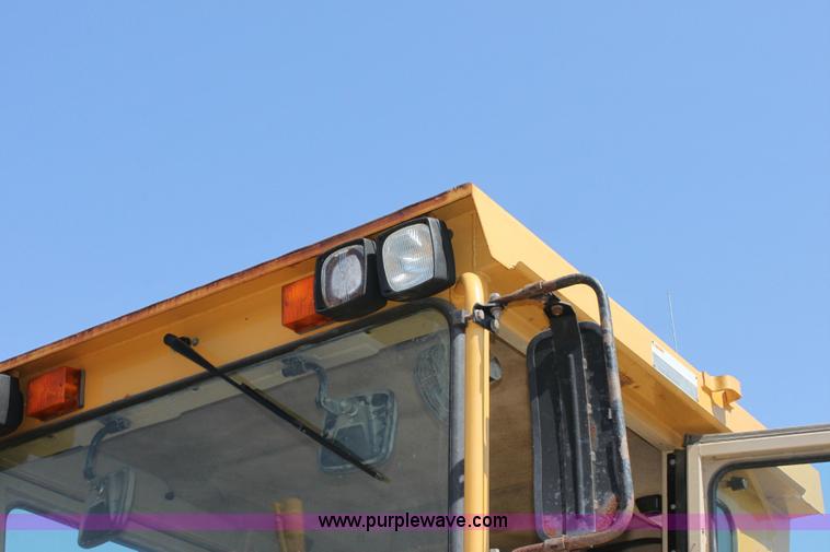 image for item A2581 2000 Caterpillar 140H motor grader