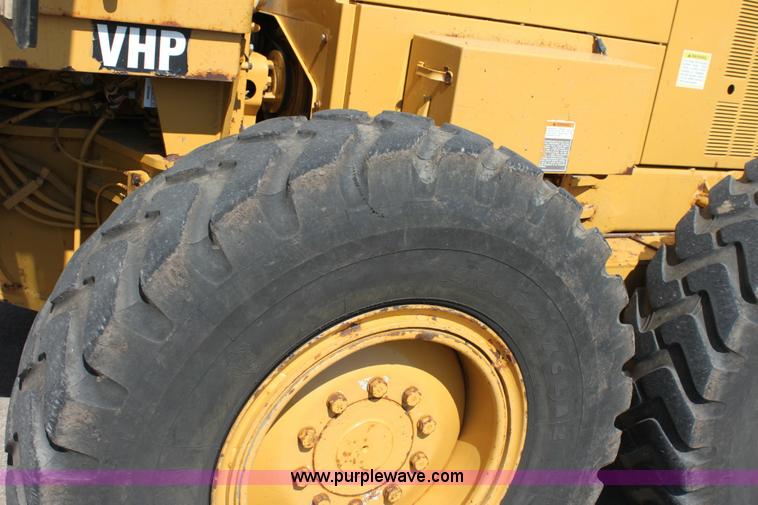 image for item A2581 2000 Caterpillar 140H motor grader