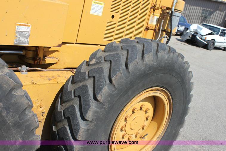 image for item A2581 2000 Caterpillar 140H motor grader