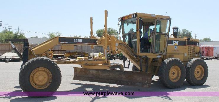 image for item A2682 2001 Caterpillar 140H motor grader