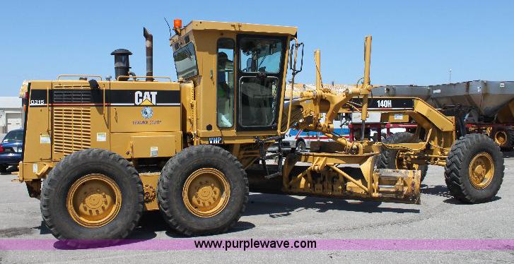 image for item A2682 2001 Caterpillar 140H motor grader