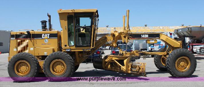image for item A2682 2001 Caterpillar 140H motor grader
