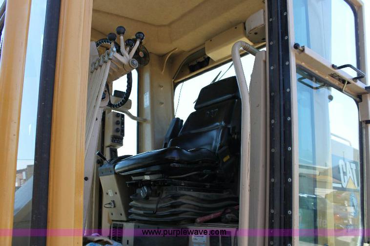 image for item A2682 2001 Caterpillar 140H motor grader