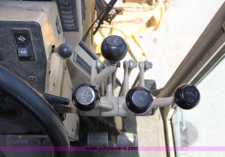image for item A2682 2001 Caterpillar 140H motor grader