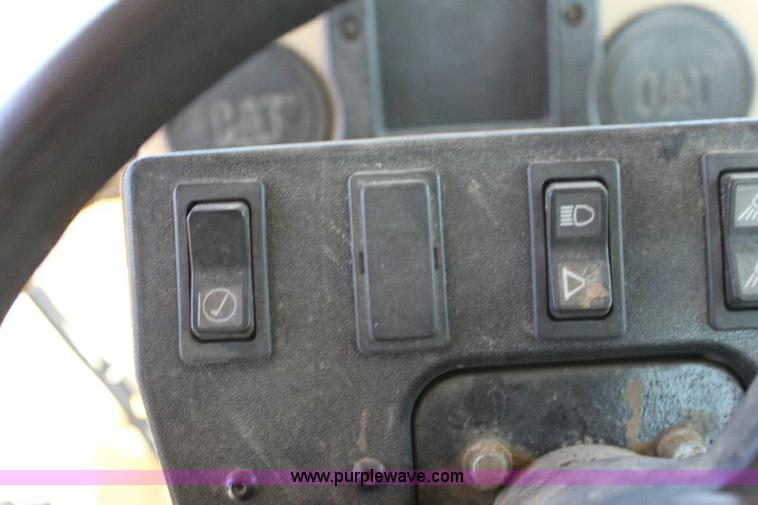 image for item A2682 2001 Caterpillar 140H motor grader