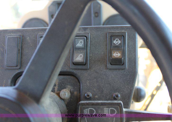 image for item A2682 2001 Caterpillar 140H motor grader