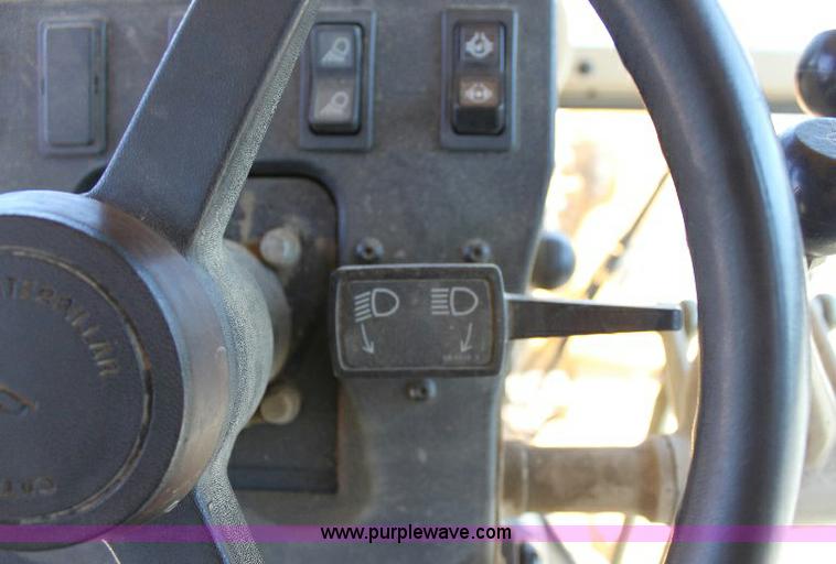 image for item A2682 2001 Caterpillar 140H motor grader