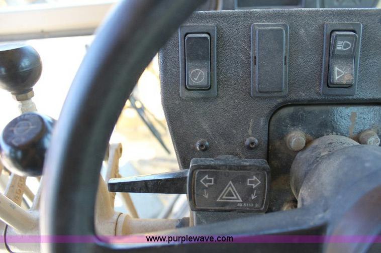 image for item A2682 2001 Caterpillar 140H motor grader