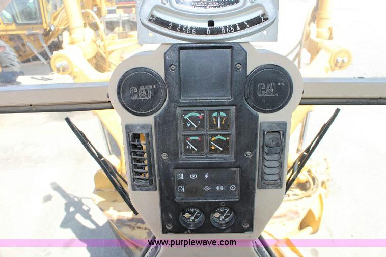 image for item A2682 2001 Caterpillar 140H motor grader