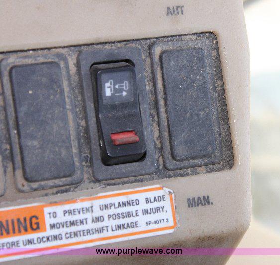 image for item A2682 2001 Caterpillar 140H motor grader