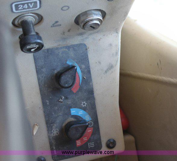 image for item A2682 2001 Caterpillar 140H motor grader