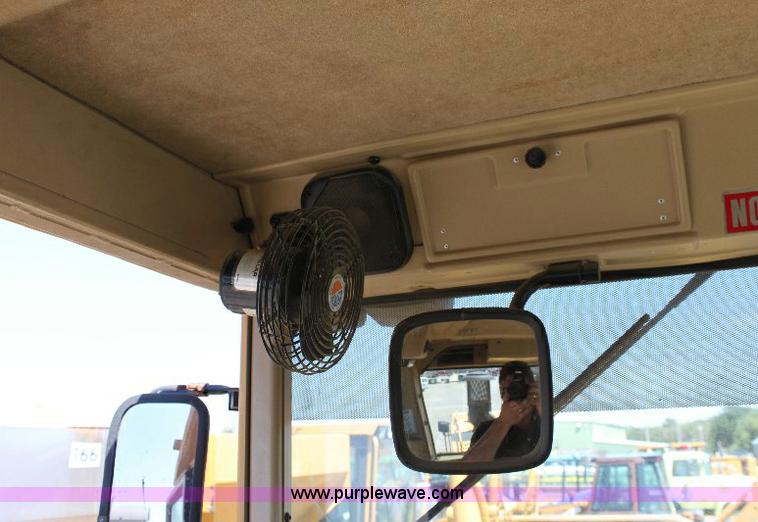 image for item A2682 2001 Caterpillar 140H motor grader